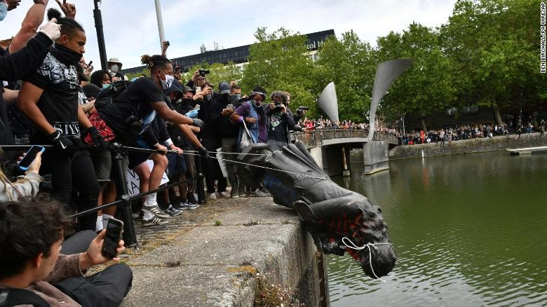 Manifestantes do movimento Black Lives Matter derrubam estátua de um nobre comerciante de escravos – Inglaterra, junho de 2020.